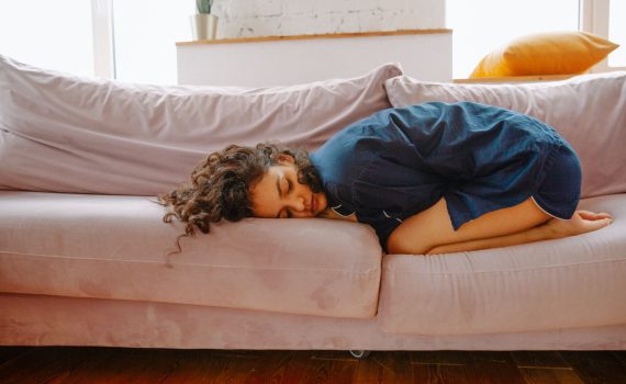 Persona descansando en un sofá que representa la apatía y la falta de energía asociadas a la depresión en verano
